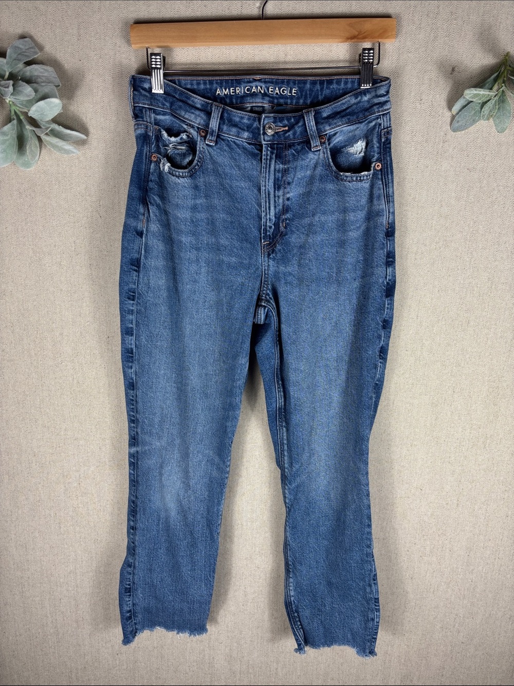 American Eagle Outfitters >Strigid Distressed Crop Straight-Leg Mom Jean 6 Short